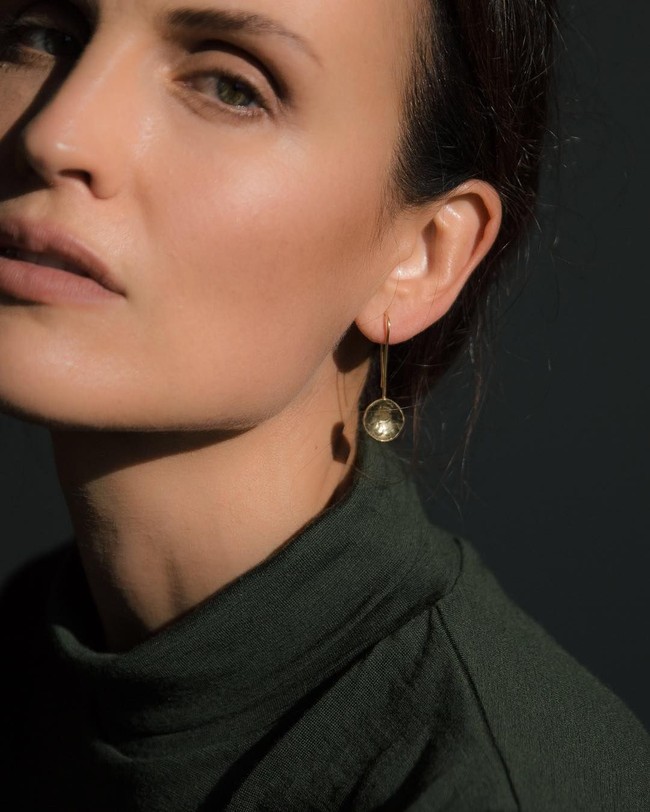 Ini adalah perawatan andalanku untuk wajah yang bengkak, meringankan tekanan tubuh dan pikiran, serta mengencangkan tubuh. Aku melakukannya selama hampir 30 tahun dan tidak diragukan itu telah berkontribusi pada penampilan mudaku, yang mana adalah salah satu tipsku, katanya pada Beauticate. Foto: Instagram @abigailoneill