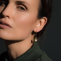 Ini adalah perawatan andalanku untuk wajah yang bengkak, meringankan tekanan tubuh dan pikiran, serta mengencangkan tubuh. Aku melakukannya selama hampir 30 tahun dan tidak diragukan itu telah berkontribusi pada penampilan mudaku, yang mana adalah salah satu tipsku, katanya pada Beauticate. Foto: Instagram @abigailoneill