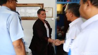 Renae Lawrence terlihat memakai kemeja lengan panjang warna merah marun.  Dia sempat berbincang dengan Kakanwil Bali Maryoto Sumadi. (Dok: Kanwil Kementerian Hukum dan HAM Bali)