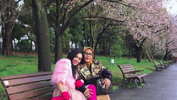 7 Momen Hangat Syahrini Bersama Bunda Tercinta