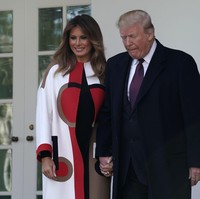 Tampil stylish dengan coat, ada saja yang memberi kritikan untuk busana Melania Trump hari itu. Kebanyakan mereka mengatakan bila coat Melania Trump warnanya sama seperti kalkun yang biasa disajikan di Hari Thanksgiving. Foto: Dok. Getty Images