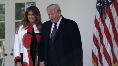 Foto: Gaya Melania Trump Pakai Coat Rp 137 Juta Saat Thanksgiving