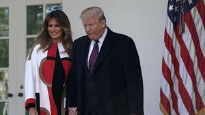Foto: Gaya Melania Trump Pakai Coat Rp 137 Juta Saat Thanksgiving