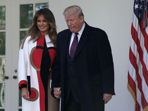 Foto: Gaya Melania Trump Pakai Coat Rp 137 Juta Saat Thanksgiving