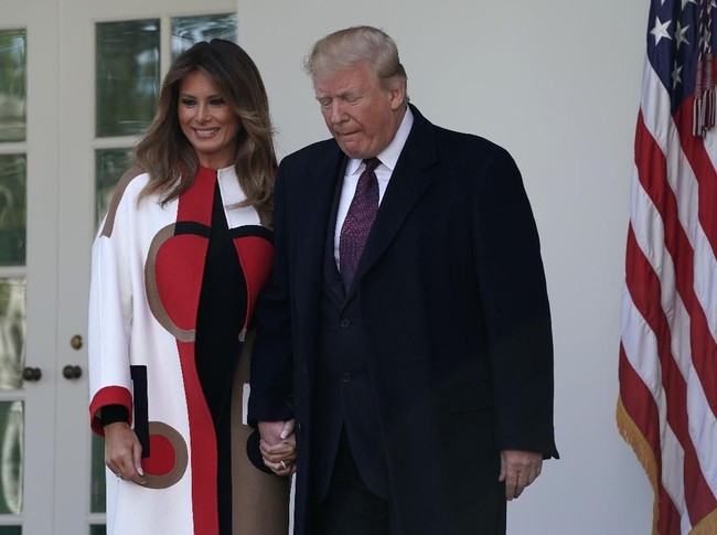 Tampil stylish dengan coat, ada saja yang memberi kritikan untuk busana Melania Trump hari itu. Kebanyakan mereka mengatakan bila coat Melania Trump warnanya sama seperti kalkun yang biasa disajikan di Hari Thanksgiving. Foto: Dok. Getty Images