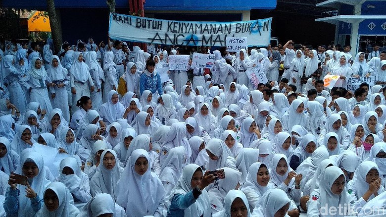 Pelajar SMAN 1 Gondanglegi Demo Tuntut Kasek Mundur dari Jabatannya Pelajar SMAN 1 Gondanglegi Demo Tuntut Kasek Mundur dari Jabatannya
