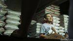 Satgas Pangan dan Bulog Cek Harga Beras di Pasar Tomang Barat