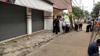 Rumah itu sudah disterilkan polisi dari aktivitas umum sebagai persiapan rekonstruksi. Sekitar 20 personel polisi berseragam dinas nampak mengamankan lokasi. (Foto: Guruh Nuary/detikcom)