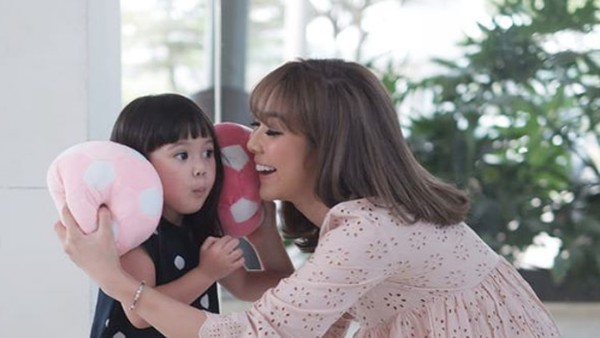 Manisnya Kebersamaan Gisella Anastasia dan Si Kecil Gempi