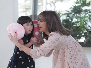 Gisel Tak Kuasa Menahan Haru Dengar Gempi Menyanyi Untuk Mama
