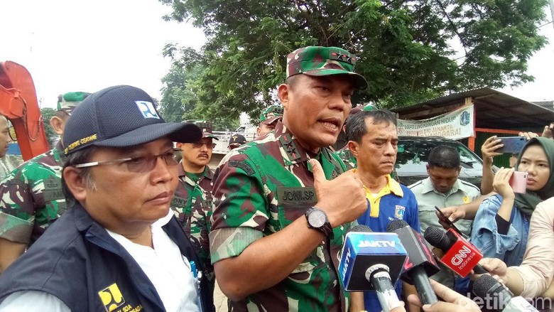 Susuri Sungai Ciliwung 13 Km, Pangdam Jaya: Masih Banyak Sampah Susuri Sungai Ciliwung 13 Km, Pangdam Jaya: Masih Banyak Sampah