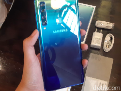 Unboxing Galaxy A9, Kamera Belakangnya Terbanyak di Dunia