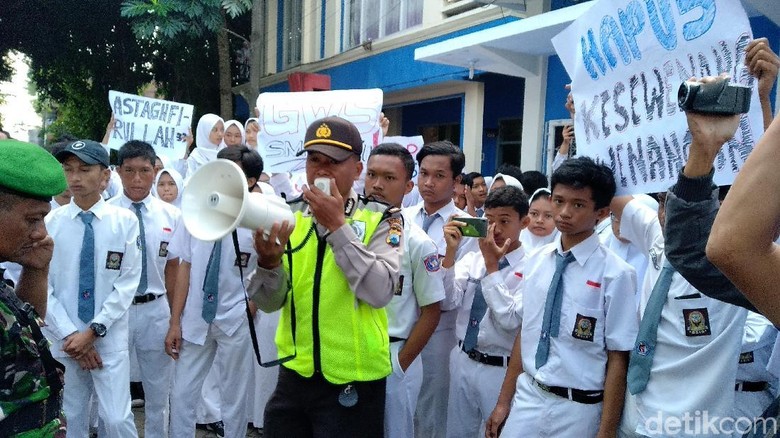 ngotot ingin ditemui kasek pelajar sman 1 gondanglegi masih berdemo