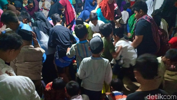 Peringati Maulid Nabi, Ratusan Jamaah Masjid di Kediri Berebut Koin