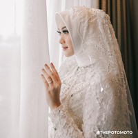 Riasan saat akad nikah terlihat natural tapi memiliki garis tegas yang membuat tampilan Nada lebih glowing. Riasan itu merupakan karya MUA berhijab cantik Vivi Thalib. Foto: ThePhotoMoto