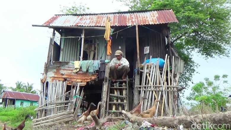 Kisah Kakek 82 Tahun di Maros Sulsel yang Tinggal di Gubuk Reyot Kisah Kakek 82 Tahun di Maros Sulsel yang Tinggal di Gubuk Reyot