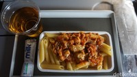 Ada juga hidangan pasta. Tak perlu khawatir kelaparan di penerbangan ini. Total ada 3 kali waktu makan di penerbangan ke Australia ini (Melissa Mailoa/detikTravel) 