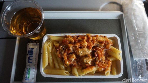 Ada juga hidangan pasta. Tak perlu khawatir kelaparan di penerbangan ini. Total ada 3 kali waktu makan di penerbangan ke Australia ini (Melissa Mailoa/detikTravel)Â Ada juga hidangan pasta. Tak perlu khawatir kelaparan di penerbangan ini. Total ada 3 kali waktu makan di penerbangan ke Australia ini (Melissa Mailoa/detikTravel)Â