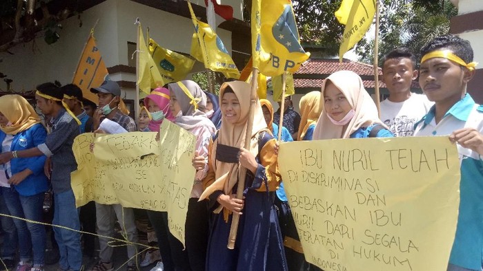 Mahasiswa NTB Demo Minta Baiq Nuril Dibebaskan