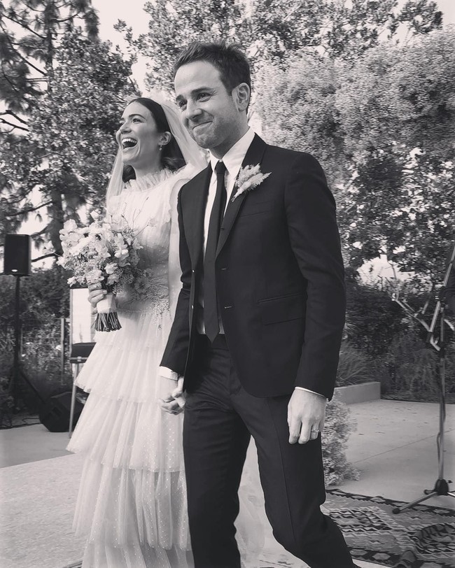 Penyanyi dan aktris Mandy Moore meresmikan hubungannya dengan musisi Taylor Goldsmith sebagai sepasang suami-istri setelah dua tahun berpacaran. Pernikahan mereka digelar di halaman belakang rumah Mandy di Los Angeles, California, AS, Minggu (18/11/2018). (Foto: Instagram/@mandymooremm)