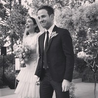 Penyanyi dan aktris Mandy Moore meresmikan hubungannya dengan musisi Taylor Goldsmith sebagai sepasang suami-istri setelah dua tahun berpacaran. Pernikahan mereka digelar di halaman belakang rumah Mandy di Los Angeles, California, AS, Minggu (18/11/2018). (Foto: Instagram/@mandymooremm)