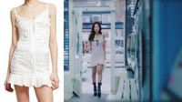 Gaya seksinya dengan dress putih dari Daisy. Dok. YouTube; Ist