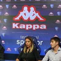 Brand pakaian olahraga yang satu ini identik dengan siluet dari pria dan wanita yang saling bersender. Kappa menjadi logo ketujuh yang paling berpengaruh di dunia. (Foto: Getty Images)