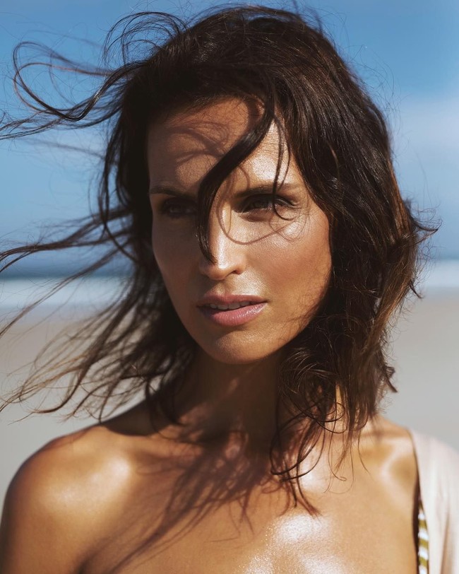 Penampilan Abigail ONeill banyak dikagumi sesama wanita. Di usia 44 tahun, tak terlihat kerutan berarti di wajahnya. Abigail juga punya tubuh langsing dan kencang yang bikin iri. Foto: Instagram @abigailoneill