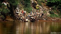Potret salah satu sudut sungai yang masih penuh sampah, Rabu (21/11/2018) di bantaran Kali Ciliwung tepatnya di kawasan Condet hingga Manggarai.