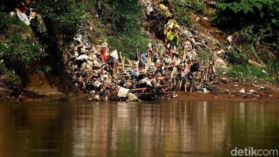 Potret Kali Ciliwung yang Masih Penuh Sampah