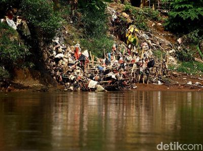 Potret Kali Ciliwung yang Masih Penuh Sampah