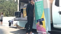 Dilihat dari ekspresinya, Ju-hyeok kayaknya seneng banget nih dapat food truck di lokasi syuting. Food truck itu berisi ragam minuman berkafein. Foto: Instagram skawngur