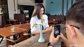 Setiap orang punya sudut terbaiknya masing-masing ketika difoto. (Foto: Muhamad Imron Rosyadi/detikINET)