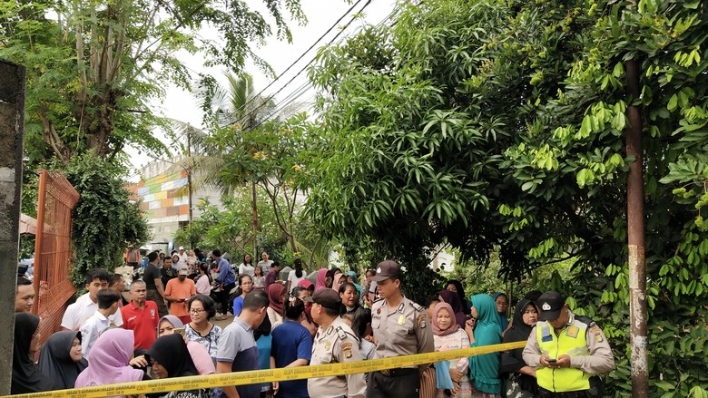 Jelang Rekonstruksi Pembunuhan Keluarga Daperum, Warga Berkumpul Jelang Rekonstruksi Pembunuhan Keluarga Daperum, Warga Berkumpul