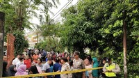 Terlihat di lokasi rumah Daperum Nainggolan, Jl Bojongnangka II, Bekasi, Jawa Barat, Rabu (21/11/2018) pukul 08.30 WIB, sekitar 50 warga, terdiri dari orang dewasa dan anak-anak, sudah berdiri menantikan rekonstruksi yang dimulai pukul 09.00 WIB nanti. (Foto: Guruh Nuary/detikcom)