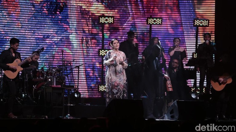 Raisa dan Dipha Barus Bawakan Single Baru dalam Konser Fermata Raisa dan Dipha Barus Bawakan Single Baru dalam Konser Fermata