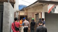 Jelang Rekonstruksi Pembunuhan Keluarga Daperum, Warga Berkumpul