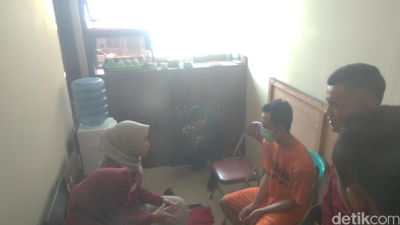 Teman Sekelas Nobar Video Porno Siswi Karawang Pakai Proyektor Teman Sekelas Nobar Video Porno Siswi Karawang Pakai Proyektor