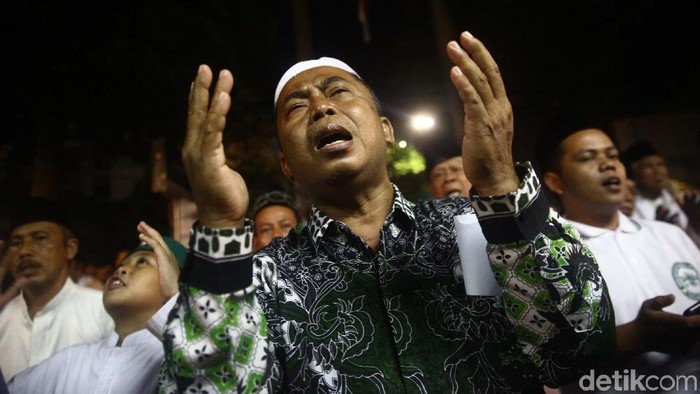 Peringatan Maulid Nabi PBNU

Umat muslim merayakan peringatan maulid nabi yang diselenggarakan di PBNU, Jakarta, Rabu (21/11/2018) malam. Grandyos Zafna/detikcom