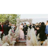 Karpet menuju altar tampak dipagari dengan tanaman ilalang berwarna off-white dan pink. Unik! (Foto: Instagram/@mandymooremm)