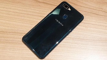 Bagian belakang Oppo A7. Foto: Adi Fida Rahman/detikINET
