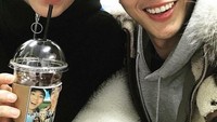 Ciye, lagi-lagi dapat food truck. Kali ini ia terlihat melakukan wefie dengan Kim Min-seok. Foto: Instagram skawngur