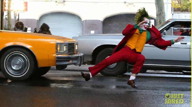 Joaquin Phoenix Berlari di Tengah Kota di Set Foto Terbaru 'Joker'