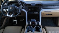 Mata detikOto sempat tertahan cukup lama ketika mengamati kontrol panel Urus, yang seperti supercar. Mulai dari layar MID, tuas pergantian mode, sampai layar hiburannya. Di belakang, sudah tersedia layar 16 inci yang bisa diaktifkan tanpa persetujuan layar pusat.