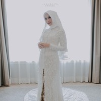 Saat akad nikah, ia memakai kebaya panjang menyerupai dress dipenuhi payet cantik. Busana karya Asky Febriyanti ini tampak cantik disandingkan dengan kain batik.  Foto: Aspherica