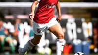 Danielle van de Donk, wanita kelahiran tahun 1990 ini berposisi sebagai midfielder. Sejak bergabung tahun 2015 di Arsenal W.F.C, dia sudah bermain 49 kali dan menyumbang 16 gol (Instagram/daniellevddonk)
