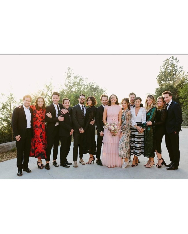 Pengantin pria dan wanita berfoto bersama keluarga dan kerabat dekat mereka. Congrats Mandy and Taylor! (Foto: Instagram/@mandymooremm)