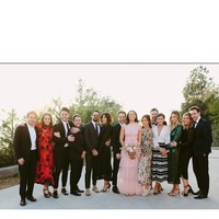 Pengantin pria dan wanita berfoto bersama keluarga dan kerabat dekat mereka. Congrats Mandy and Taylor! (Foto: Instagram/@mandymooremm)