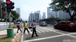 Warga Ramai-ramai Gunakan Pelican Crossing