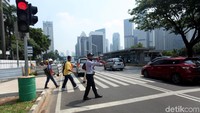 Pelican crossing juga dilengkapi dengan lampu merah agar kendaraan bermotor harus berhati hati.
